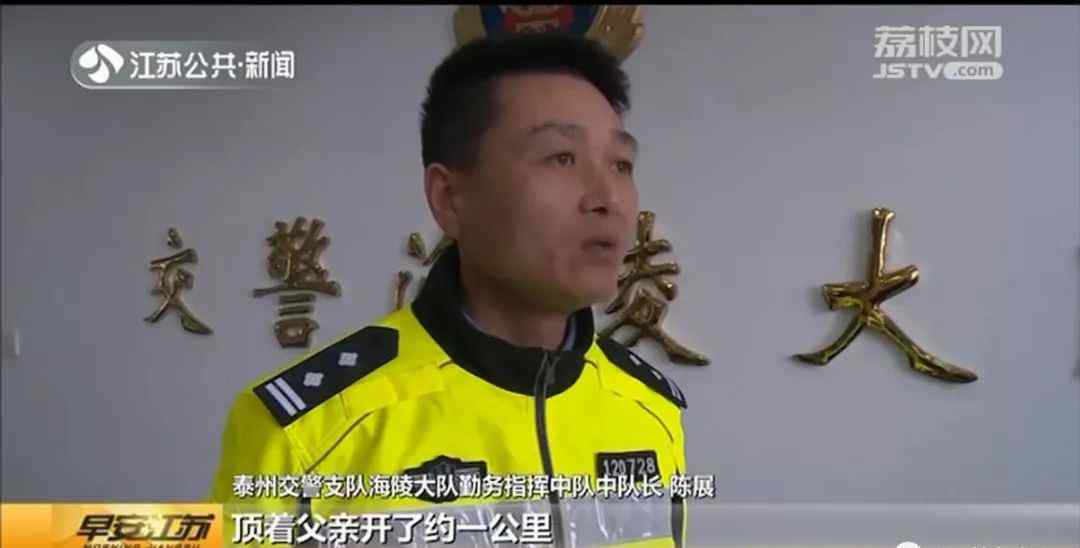 爹爹马车上的顶 女儿开车顶着亲爹街头狂奔！老人趴在引擎盖上，脚还不时与地面摩擦