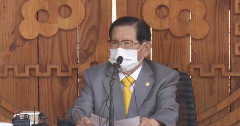 韩国新天地教会会长李万熙跪地向国民谢罪 刻朴槿惠名字的手表亮