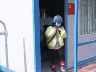 9岁女孩从方舱医院康复出院 一句话让医生落泪了