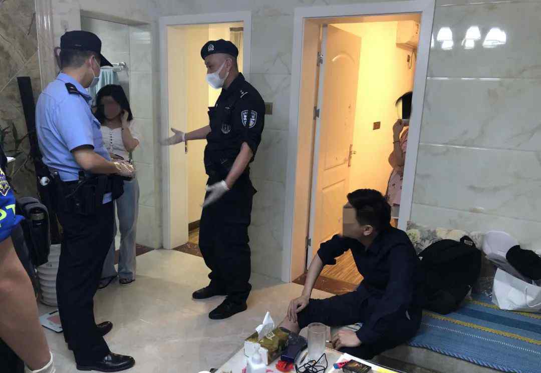 查男友手机被拒从40楼扔菜刀 砸中楼下176万加长路虎!