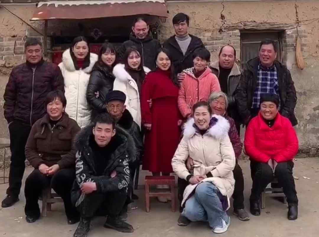 一张全家福重现15年前场景 这个细节让人泪目！
