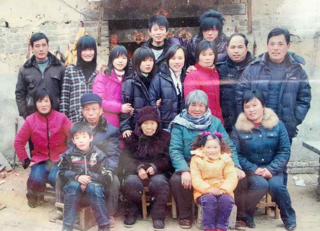 重现15年前场景的全家福 这个细节让人泪目 网友：想家人了