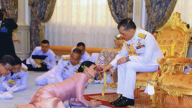 泰国国王在德国加封20名爱妃 赐＂忠诚美人＂称号