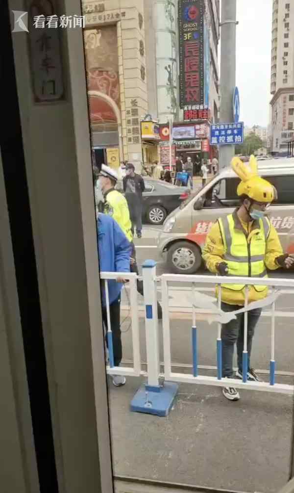 人比帽子更可爱!外卖小哥获点赞