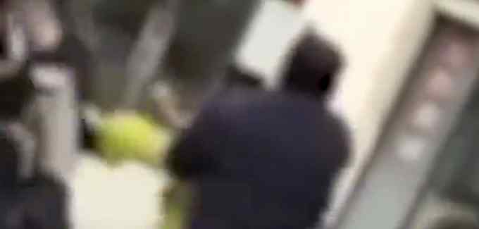 武汉城管暴力执法 官方通报：武汉城管殴打配菜员3人被辞退，负责人被立案调查