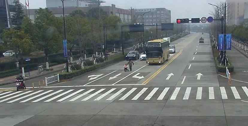 杭州一5岁小女孩竟在马路上“飙车”？警民协力紧急“截停”
