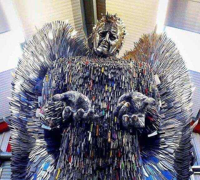 世界上最恐怖雕像：Alfie Bradley制作由10万把刀组成的刀具天使