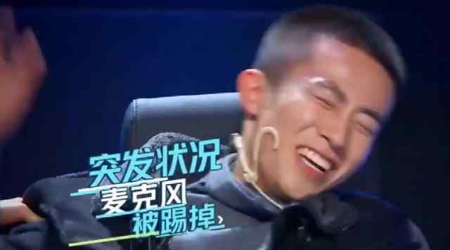 女演员情绪失控踹人：女演员现场情绪失控猛踢男演员