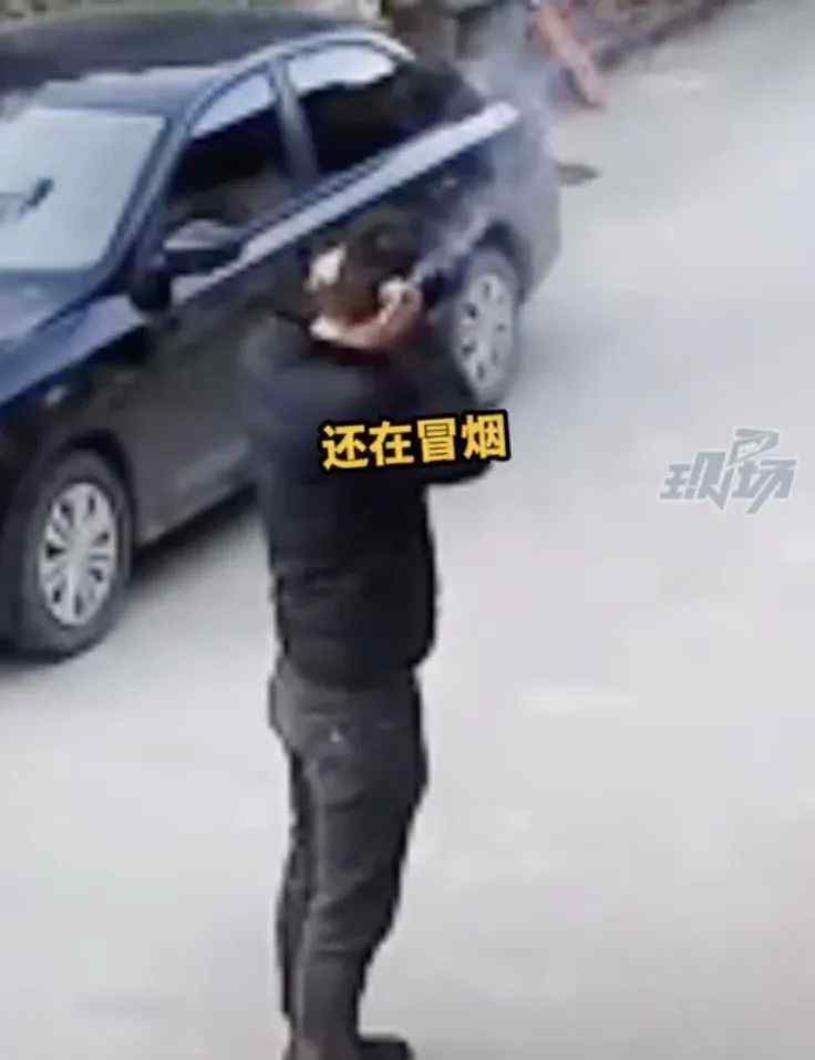 男子放鞭炮误扔打火机拿炮捂耳朵！网友：差点变成“聋”的传人