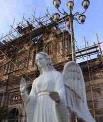 世界上最恐怖雕像：Alfie Bradley制作由10万把刀组成的刀具天使