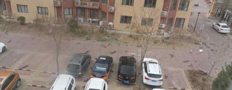 珠光逸景家园 大风吹落北京丰台一小区楼顶防水层，砸了60多辆车谁来赔？