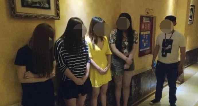 画面辣眼!男女共浴被警方抓现行!