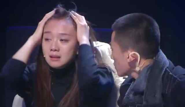 女演员情绪失控踹人：女演员现场情绪失控猛踢男演员