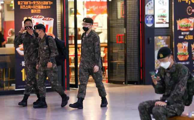 韩国梨泰院夜店集体感染致12名军人确诊新冠肺炎 1727名军人被隔