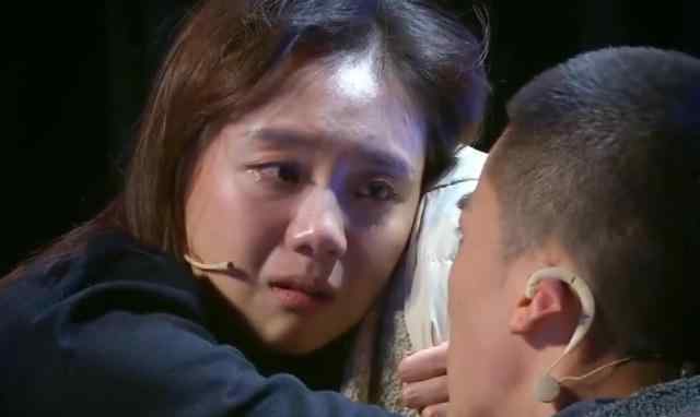 女演员情绪失控踹人：女演员现场情绪失控猛踢男演员