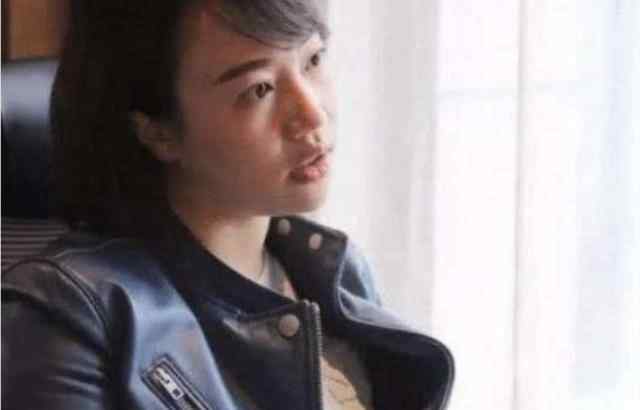 奔驰女车主薛春艳事件后续：因不去上班?坐引擎盖女车主被告了!