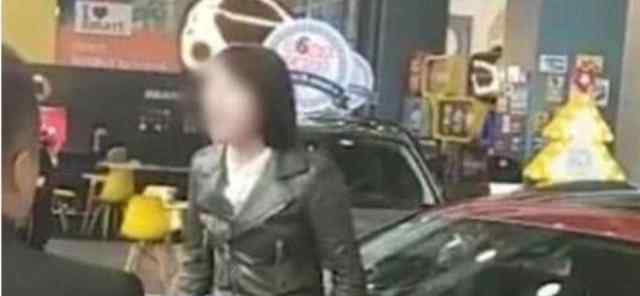 奔驰女车主薛春艳事件后续：因不去上班?坐引擎盖女车主被告了!