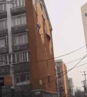 狭管效应 这不是开玩笑！北京大风真把人给吹“飞”了！建筑物也挺“受伤”