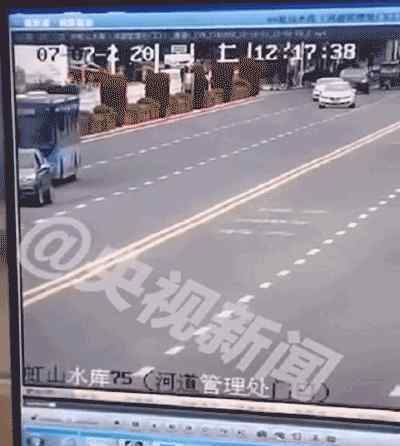 贵州公交车坠湖已致21死：5名学生遇难