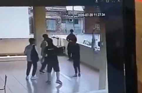 初中生后仰跳坠楼：一男同学模仿科比不幸坠楼