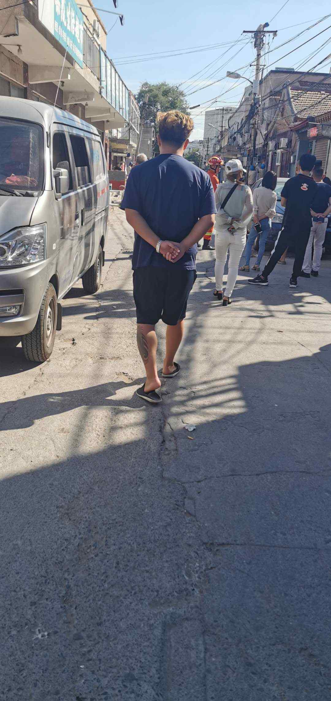 通州事件 今晨通州马驹桥一饭馆爆炸，目击者称听到一声巨响，有人受伤躺地