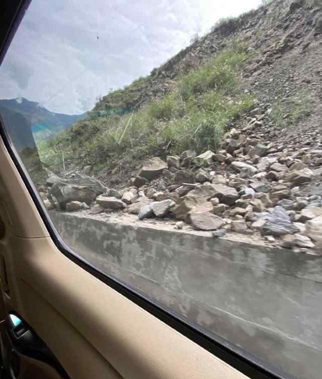 张雨绮偶遇泥石流 所幸人员无碍一切平安