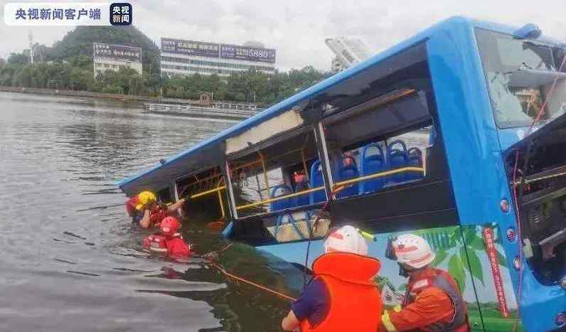 坠湖公交幸存者称未发现司机异常 贵州公交坠湖事故