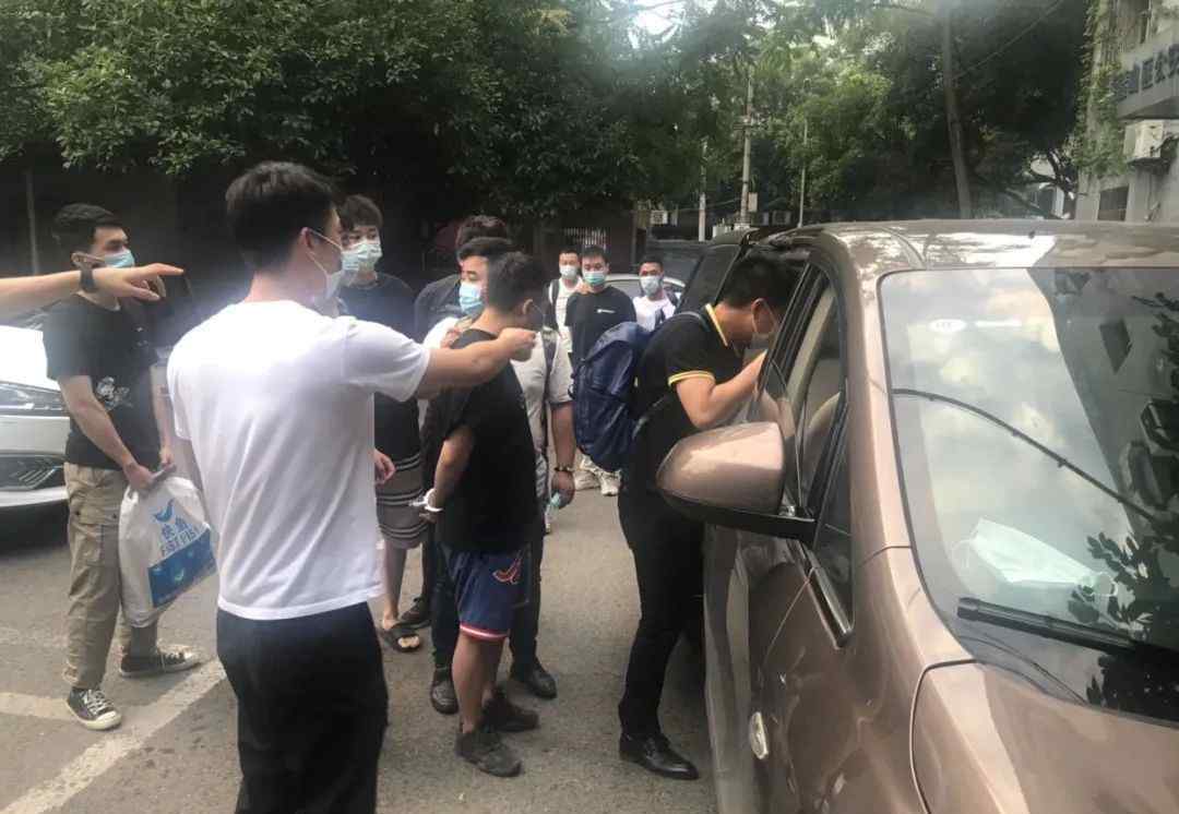 重庆小伙卖假鞋赚7千万 被抓时手机订单每秒有十几单