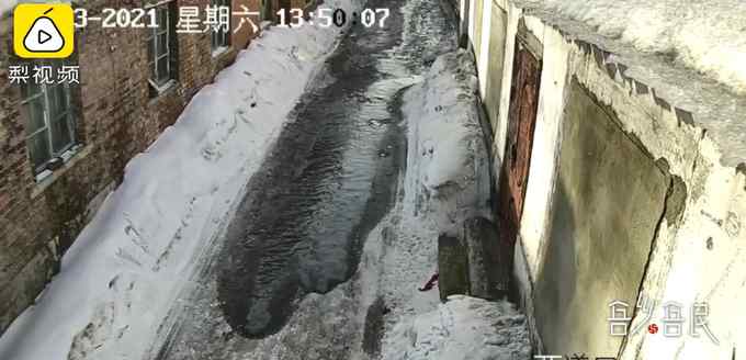 东北屋顶积雪滑落像雪崩 画面看着心惊肉跳！网友：还好路上没人