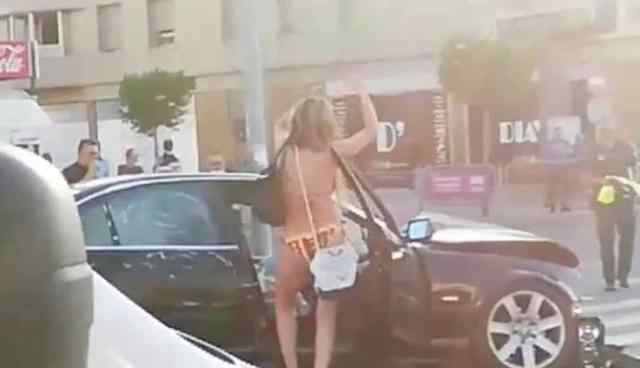 一名女子身穿比基尼开车前往沙滩时出车祸，车头全碎，下车后...