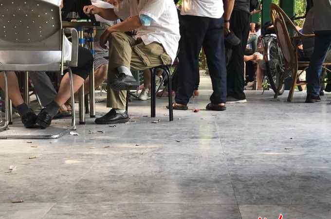 控烟协会 煞风景！凉亭竟成扎堆“吸烟处”，北京控烟协会呼吁人员密集区域应禁烟