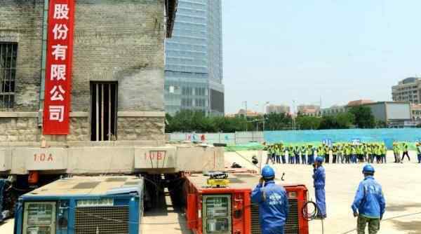 山东济南历山路47号院内的一栋百年建筑完成76米整体平移