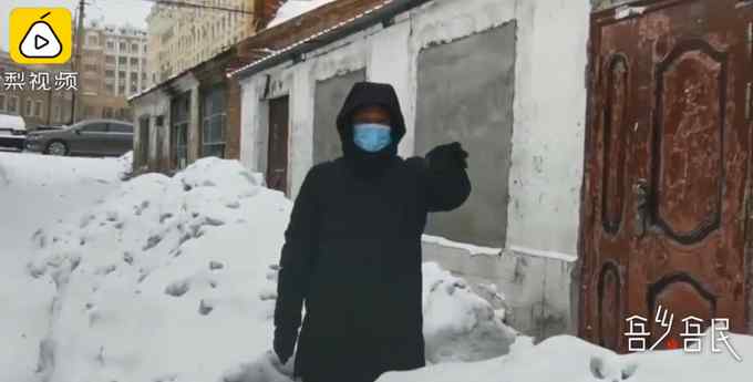 东北屋顶积雪滑落像雪崩 画面看着心惊肉跳！网友：还好路上没人