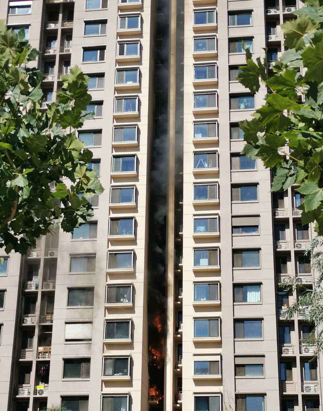 大兴大火 突发！北京大兴这小区着火，火势从六楼蔓延已引燃楼上数层