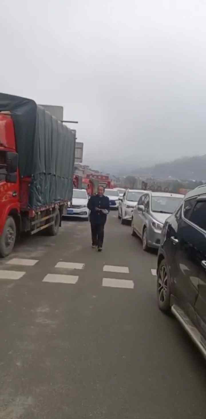 一家子被堵在高速公路口 父亲徒步给儿子送饭！网友：眼泪从嘴角流出来