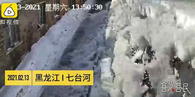 东北屋顶积雪滑落像雪崩 画面看着心惊肉跳！网友：还好路上没人