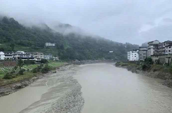 7月21日5时30分左右，湖北恩施沙子坝发生山体滑坡形成堰塞湖，致水位上涨随时有溃坝风险。