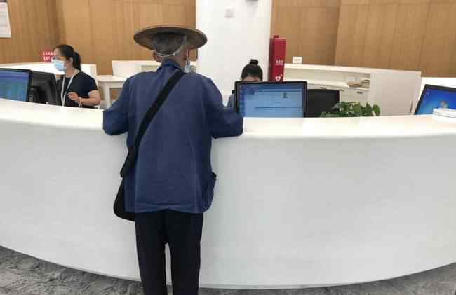 图书馆闭馆日为84岁老农一人开放 超暖心