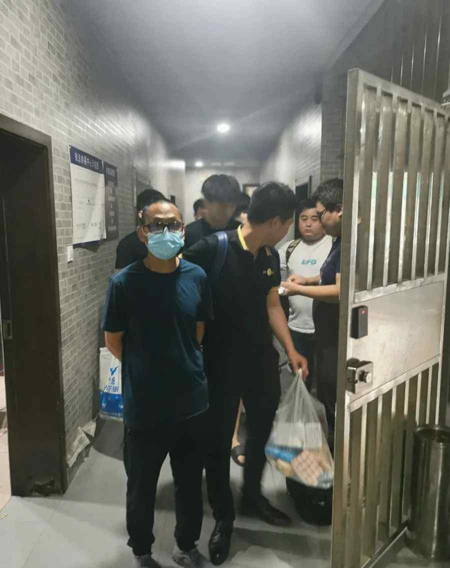 重庆小伙卖假鞋赚7千万 被抓时手机订单每秒有十几单