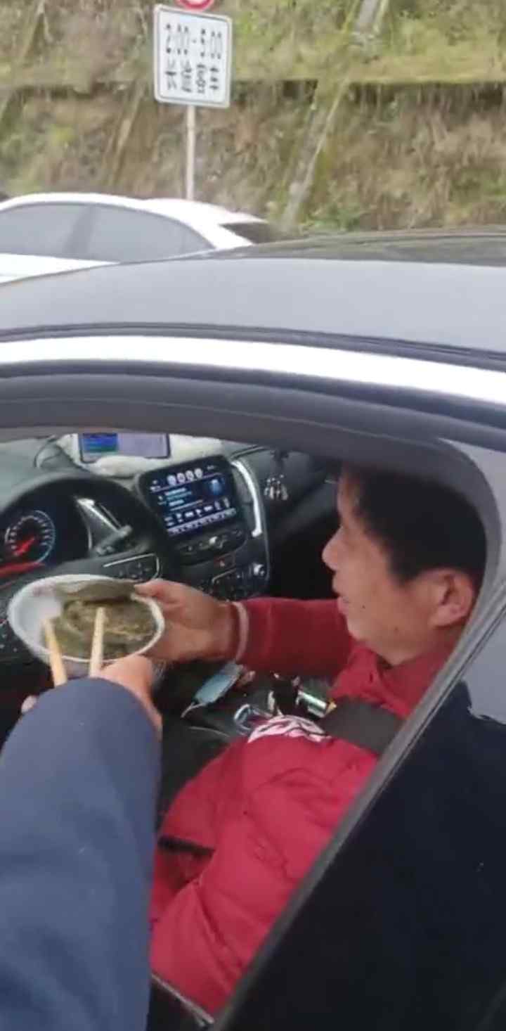 一家子被堵在高速公路口 父亲徒步给儿子送饭！网友：眼泪从嘴角流出来