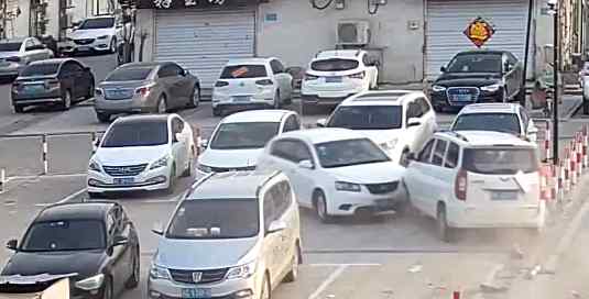 坑爹！父亲教未成年儿子“练车”连撞6车 民警：吊销驾照