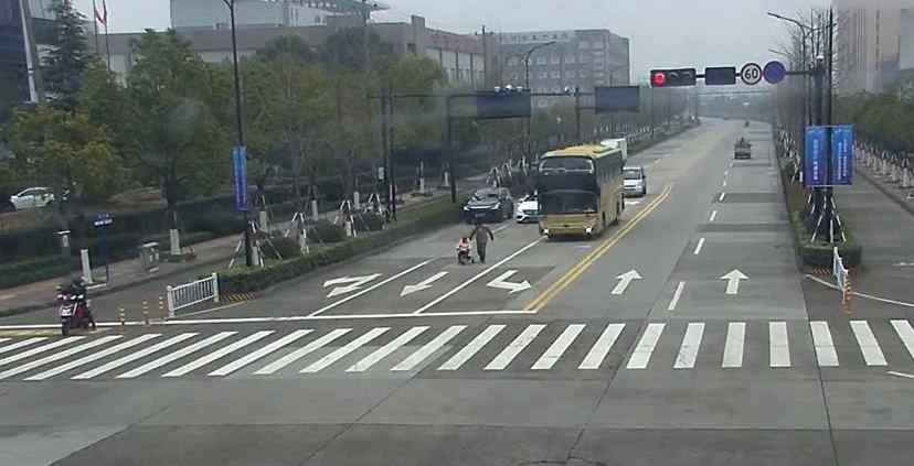 坑爹！父亲教未成年儿子“练车”连撞6车 民警：吊销驾照