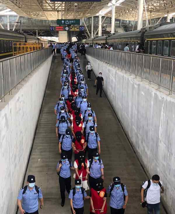 121名美女主播被警方一锅端 集中押解排长龙场面浩浩荡荡