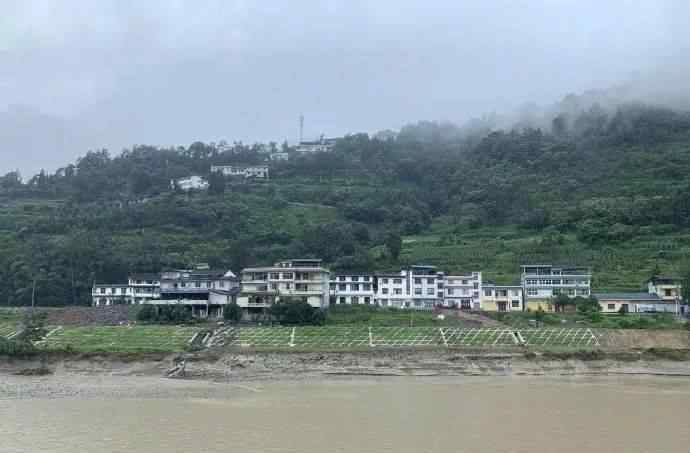 7月21日5时30分左右，湖北恩施沙子坝发生山体滑坡形成堰塞湖，致水位上涨随时有溃坝风险。