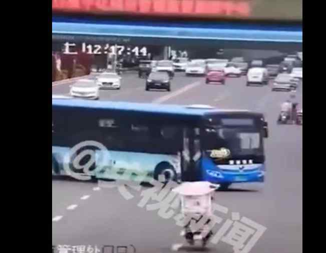 不会游泳的法警救起6名溺水者