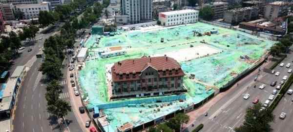 山东济南历山路47号院内的一栋百年建筑完成76米整体平移