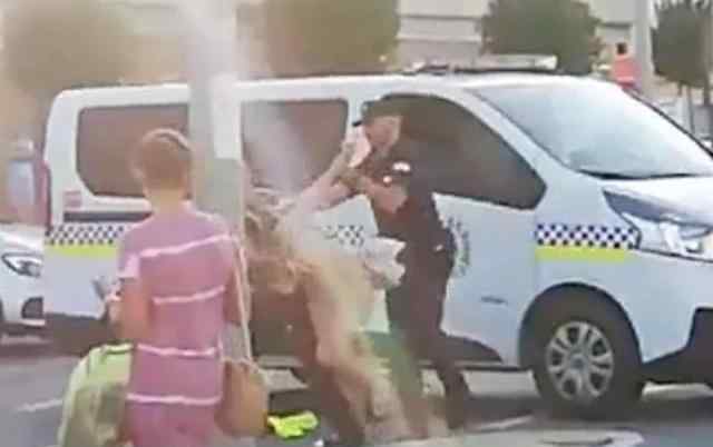 一名女子身穿比基尼开车前往沙滩时出车祸，车头全碎，下车后...