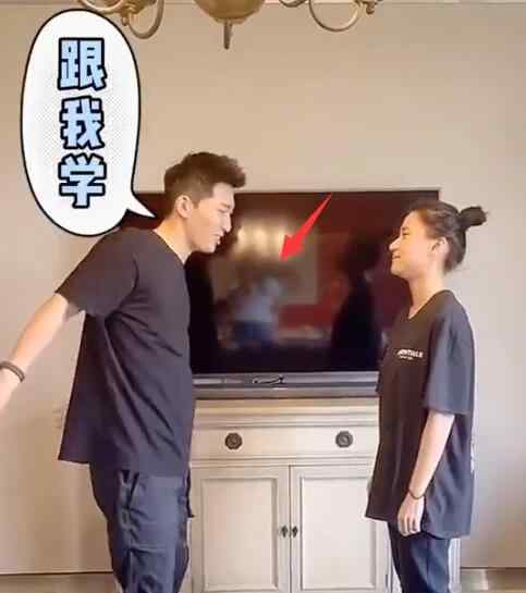 窦骁何超莲反手抱 窦骁何超莲一见钟情