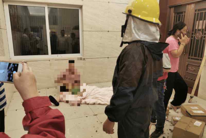 8月4日，浙江一女子在11楼关窗时被台风吹落坠亡后丈夫痛哭，当时连阳台的窗户和洗衣机都被吹走，