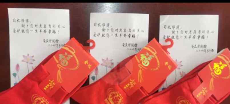 公交靠站停车老奶奶扔下个袋子 里面的东西让人鼻酸